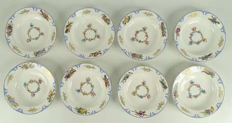 SEVRES Ensemble de huit assiettes à potage en 