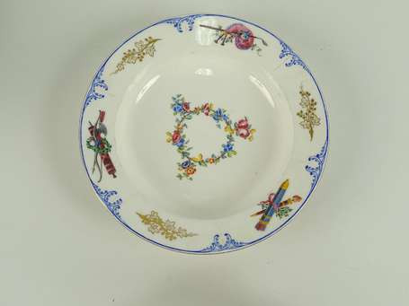 SEVRES Ensemble de huit assiettes à potage en 