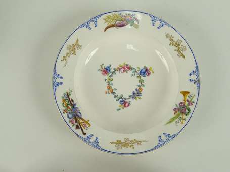 SEVRES Ensemble de huit assiettes à potage en 