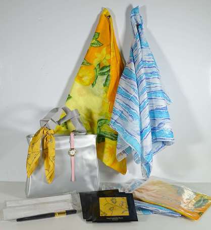 Lot de 9 foulards GUY LAROCHE, ESCADA, COURREGES. 