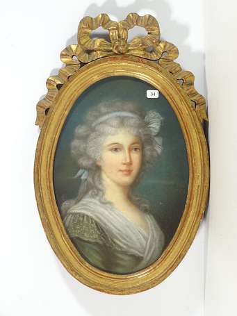 ECOLE XIXé Buste de femme Pastel à vue ovale. 