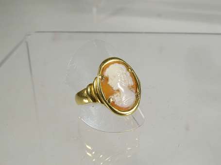 Bague en or jaune 18K (750°/00) montée d'un camée 