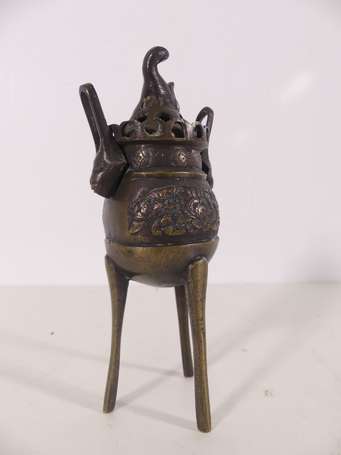 CHINE - Petit brûle-pafum tripode en bronze 