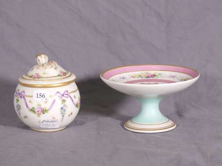 Lot de porcelaines comprenant : une coupe sur pied