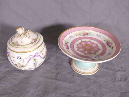 Lot de porcelaines comprenant : une coupe sur pied