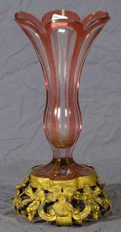 Vase corolle en cristal  en partie teinté rose sur