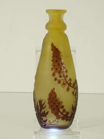 GALLE - Petit vase balustre en verre multicouche à