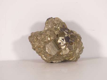 Pyrite à reflets or L. 5,5 cm, H. 4,5 cm, P. 215 