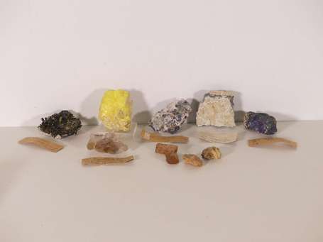 Lot de 7 minéraux : 4 Topazes orientales, Quartz 