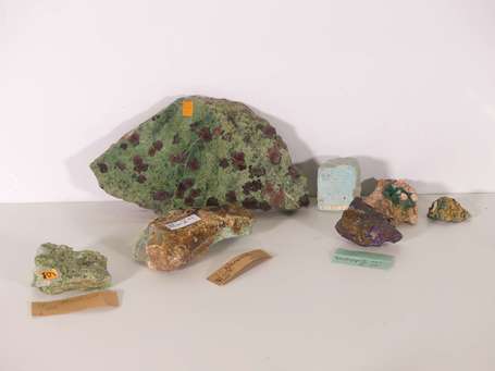 Lot de 6 minéraux : Sciage Eclogite L. 23 cm, l. 