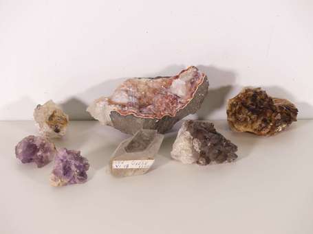 Lot de 7 minéraux : Tourmaline sur orthose, Quartz
