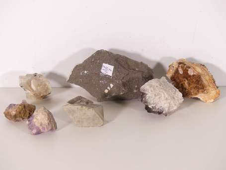 Lot de 7 minéraux : Tourmaline sur orthose, Quartz