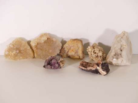 Lot de 7 minéraux : Rhodochrosite rose, quartz, 