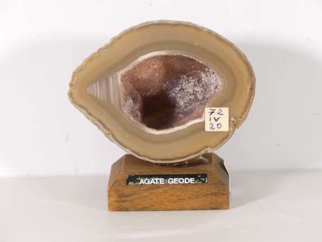 Géode d'agate. L. 9 cm, l. 8 cm, P. brut 520 g