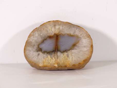 Géode d'Agate pleine. L. 10 cm, Pr. 7 cm, P. 690 