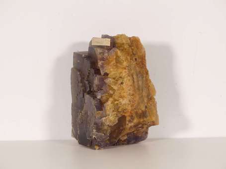 Fluorite miel. H. 13 cm, L. 7 cm, l. 7 cm, P. 1762