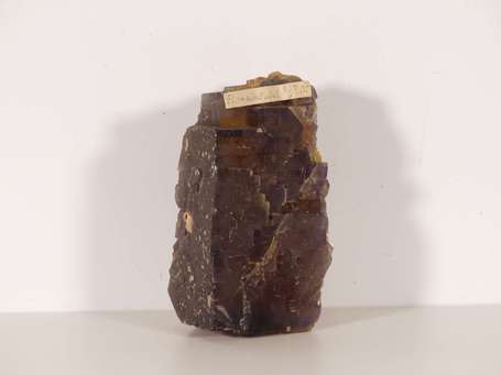 Fluorite miel. H. 13 cm, L. 7 cm, l. 7 cm, P. 1762