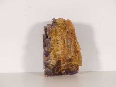 Fluorite miel. H. 13 cm, L. 7 cm, l. 7 cm, P. 1762