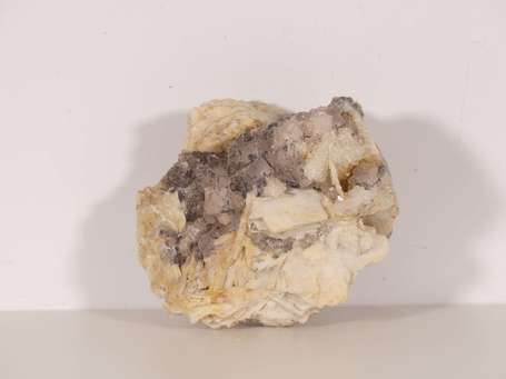 Barytine crétée et fluorite. L. 13 cm, l. 13 cm, H