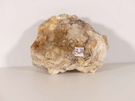 Barytine crétée et fluorite. L. 13 cm, l. 13 cm, H