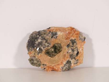 Tourmaline verte et noire sur calcite orange. 