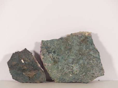 Deux blocs d'améthyste. L. 22 cm, l. 18 cm, P. 