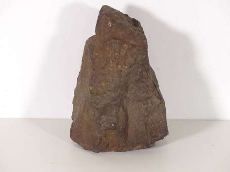 Météorite. H. 16 cm, L. 11 cm, Pr. 8 cm, P. 2747 