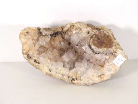 Géode de quartz blanc. L. 18 cm, l. 7 cm, Pr. 10 