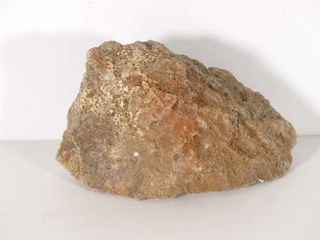 Géode de quartz blanc. L. 18 cm, l. 7 cm, Pr. 10 