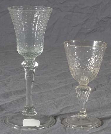 Deux verres à jambe en verre soufflé façon de 