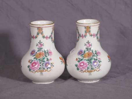 Paire de vases en porcelaine à décor floral 