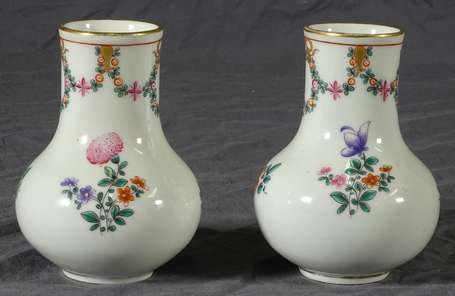 Paire de vases en porcelaine à décor floral 
