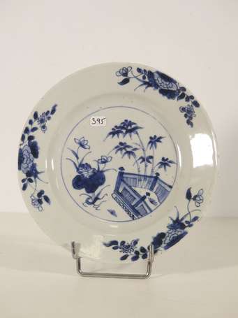 CHINE - Assiette en porcelaine à décor en camaïeu 