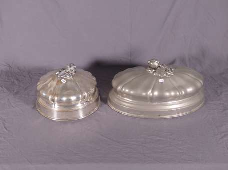 Deux cloches de table à panse godronnée en métal 