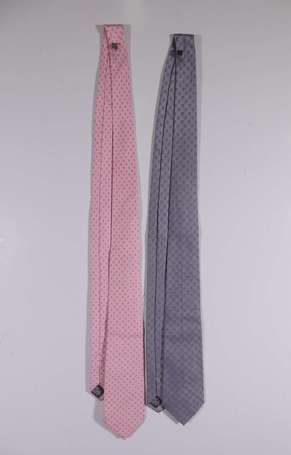CHANEL - Deux cravates en soie rose et gris 