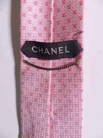 CHANEL - Deux cravates en soie rose et gris 