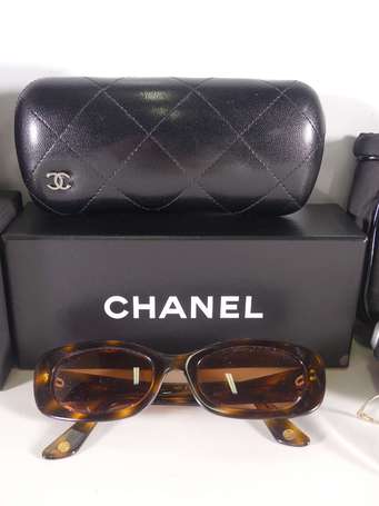 CHANEL - Paire de lunettes de soleil dans leur 