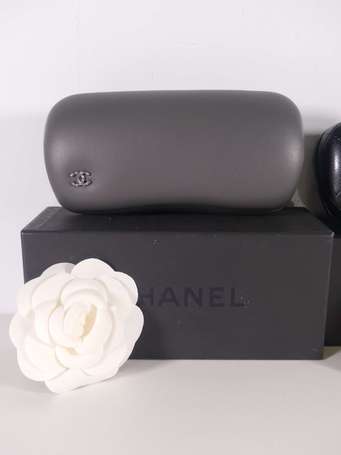 CHANEL - Paire de lunettes de soleil dans leur 