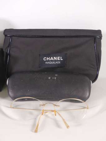 CHANEL - Paire de lunettes de soleil dans leur 