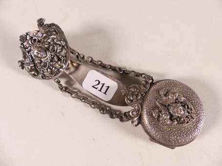 Châtelaine porte-montre en métal argenté à décor 