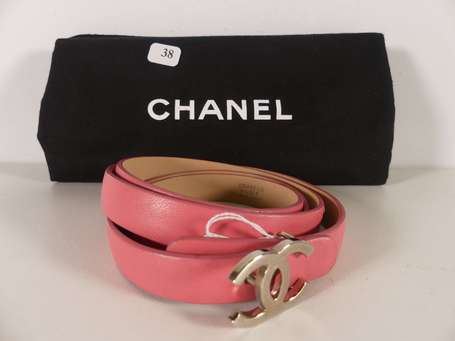 CHANEL - Fine ceinture en cuir rose, la boucle en 