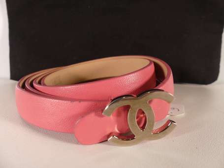 CHANEL - Fine ceinture en cuir rose, la boucle en 