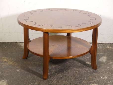 Table basse en bois verni, le plateau circulaire à