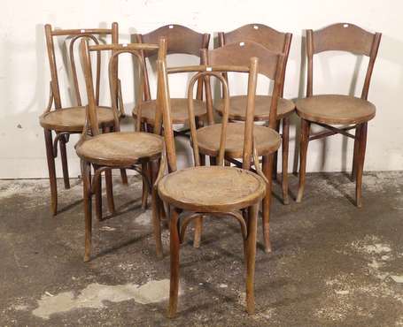 CHAISES DE BISTROT : Suite de 3 en bois courbé. 
