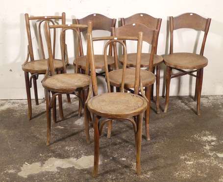 CHAISES DE BISTROT : Suite de 3 en bois courbé. 