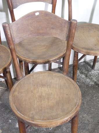 CHAISES DE BISTROT : Suite de 3 en bois courbé. 