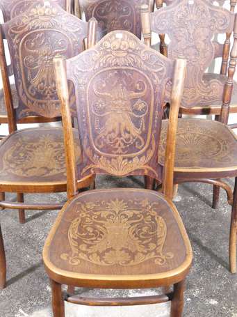 CHAISES DE BISTROT : Suite de 4 en bois courbé. 