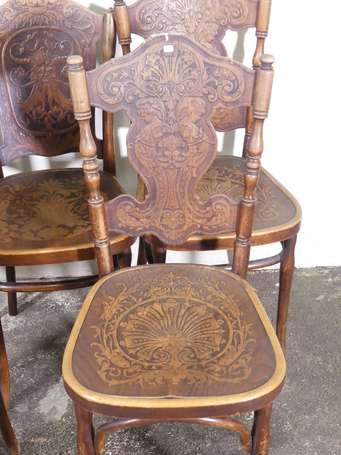 CHAISES DE BISTROT : Suite de 4 en bois courbé. 