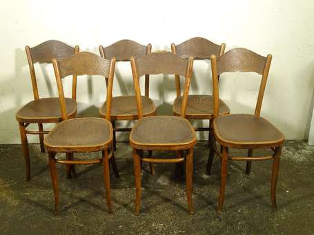 CHAISES DE BISTROT : Suite de 6 en bois courbé. 