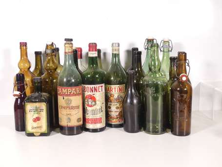 BOUTEILLES : Un ensemble de 22 bouteilles vides. 